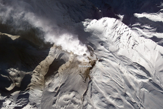 Illustration for article titled Breathtaking Photos of Four Volcanoes Erupting Simultaneously in Russia